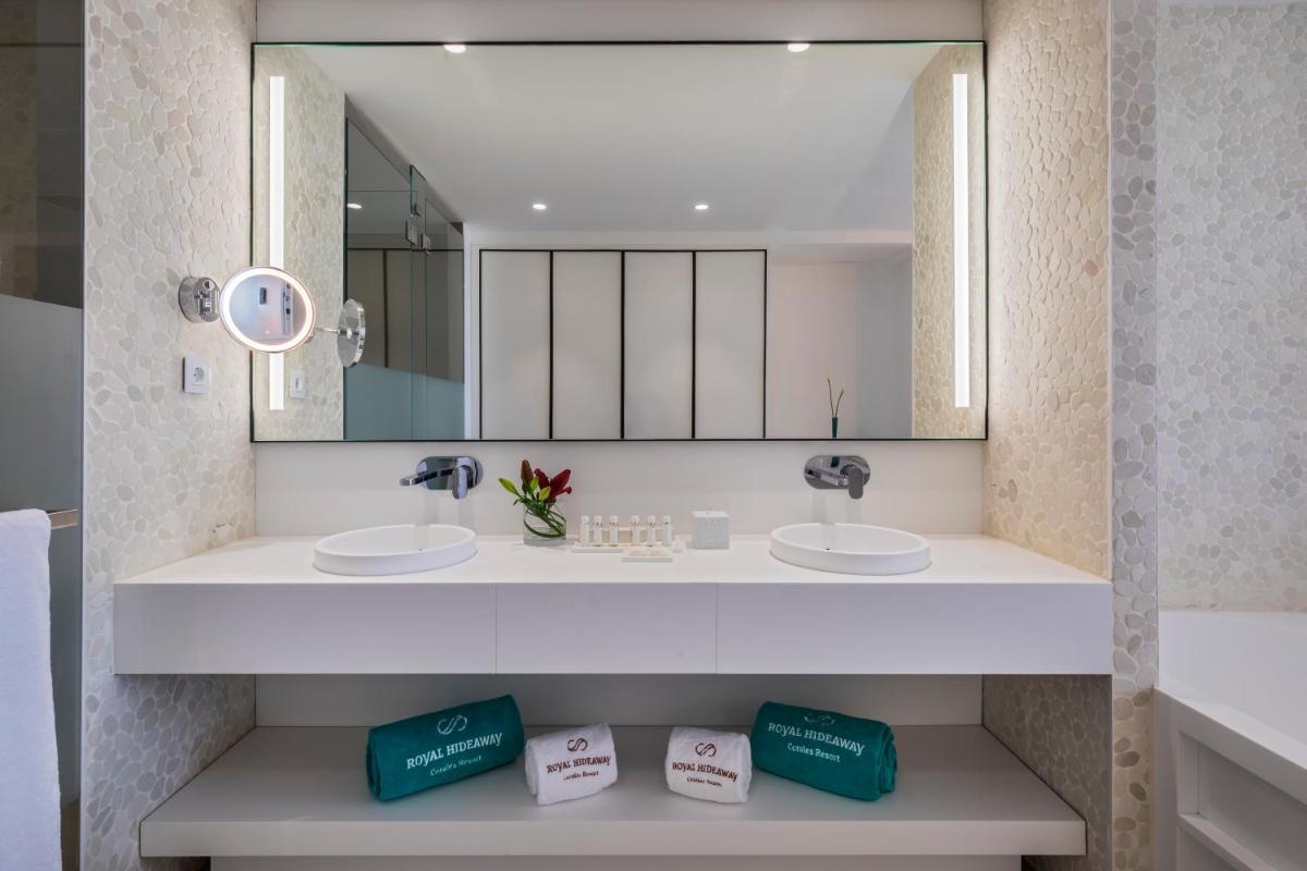 Un baño de Royal Hideaway Corales Suites