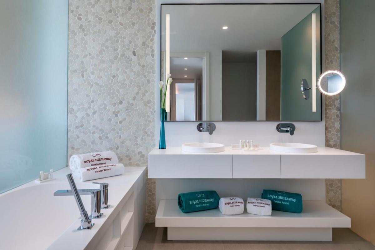 Un baño de Royal Hideaway Corales Suites