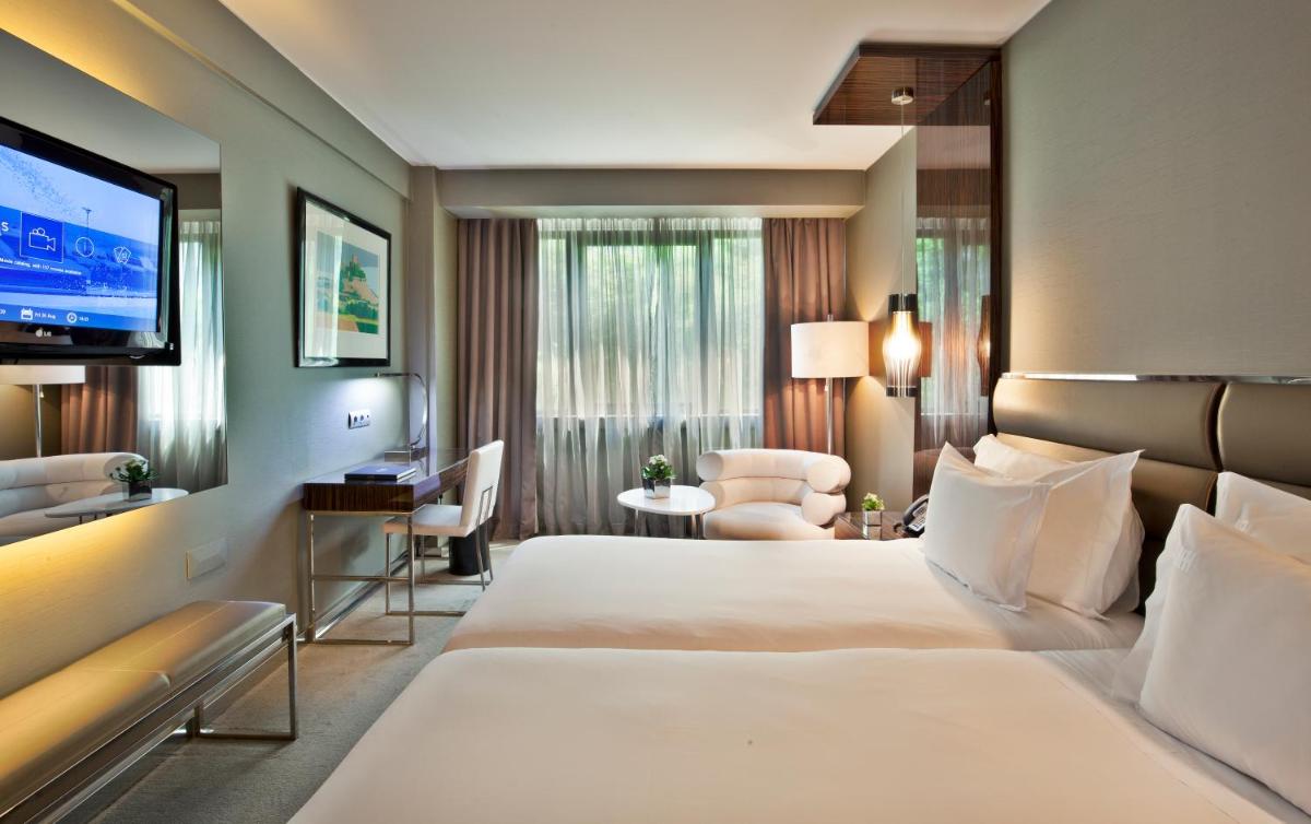 Uma cama ou camas num quarto em Altis Grand Hotel