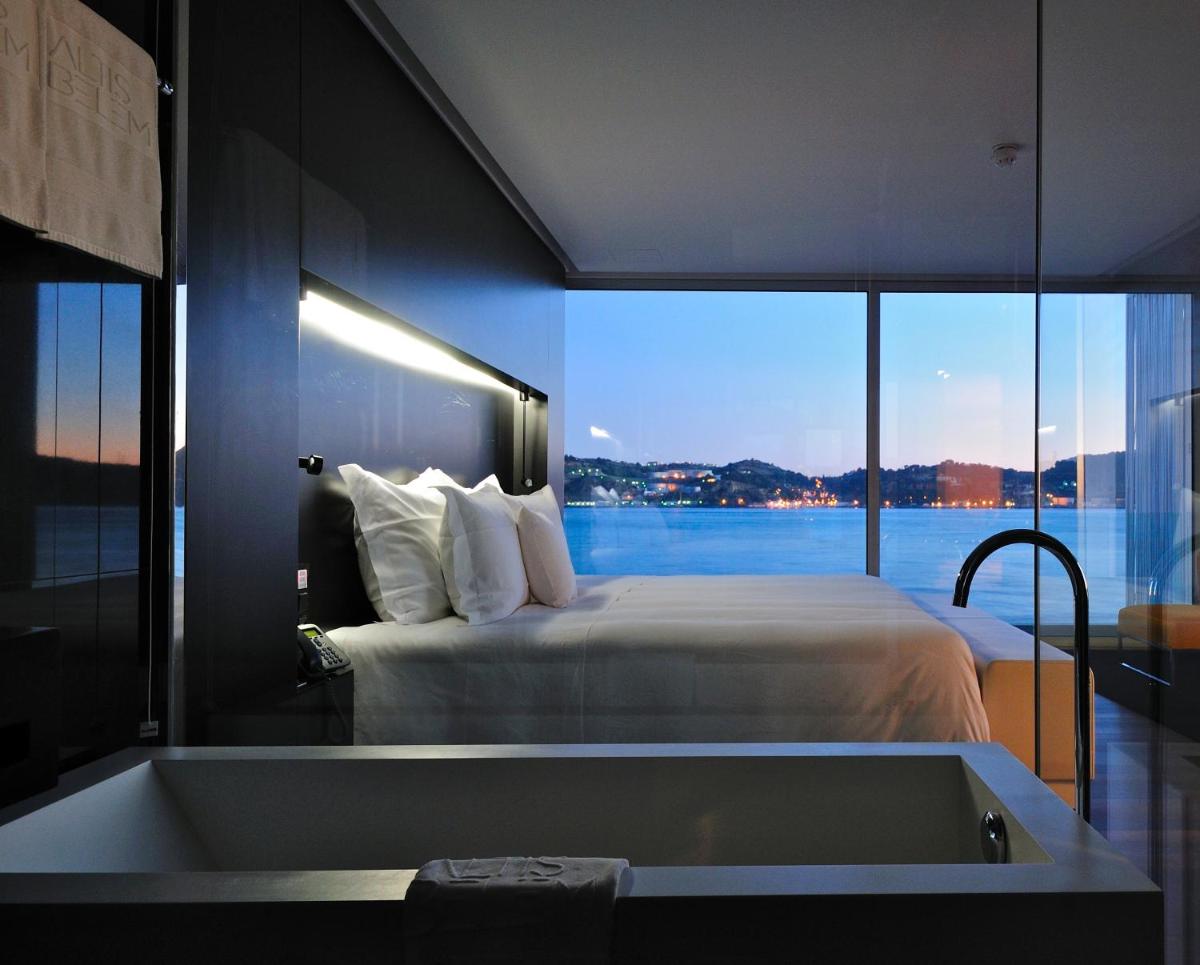 Uma cama ou camas num quarto em Altis Belem Hotel & Spa, a Member of Design Hotels