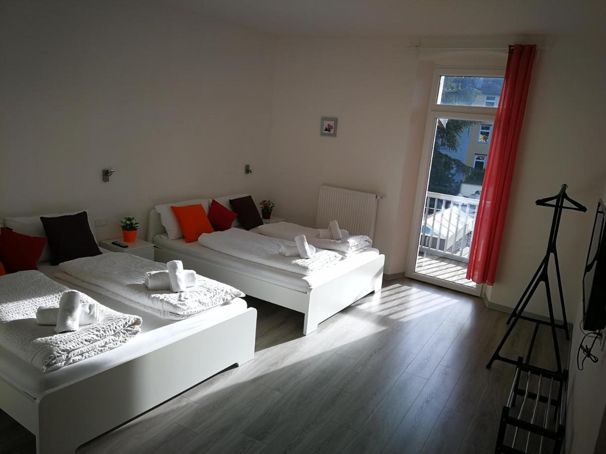 Iceman Room's Central - Housity