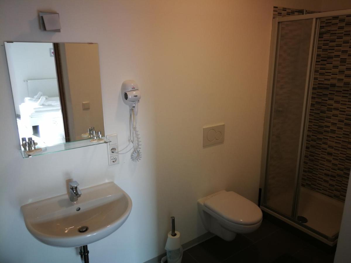 Iceman Room's Central - Housity