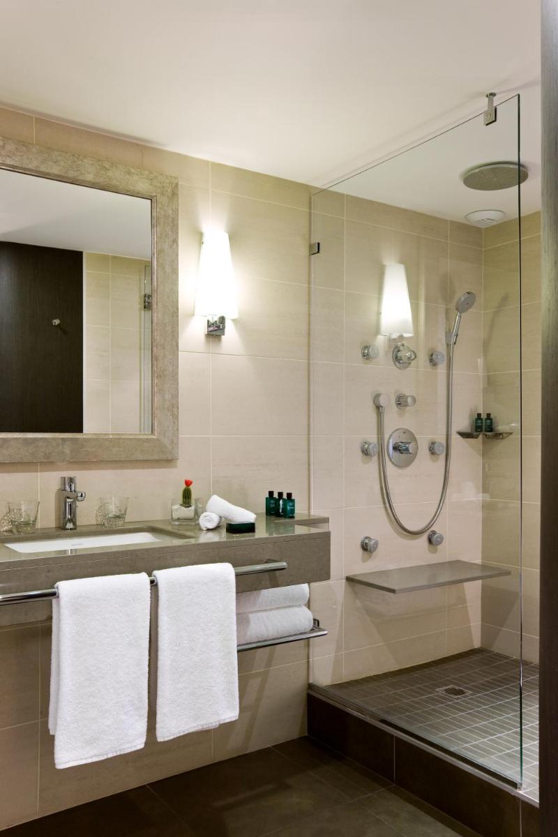 Salle de bains dans l'établissement Sofitel Marseille Vieux-Port
