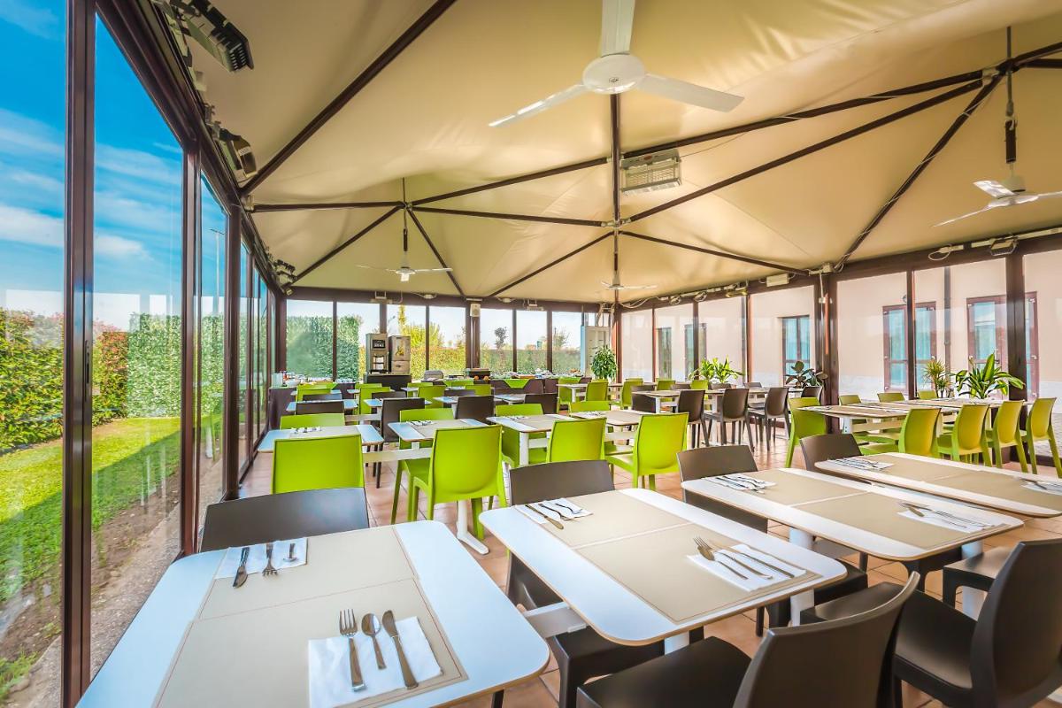 UNA HOTELS Occhiobello - Housity