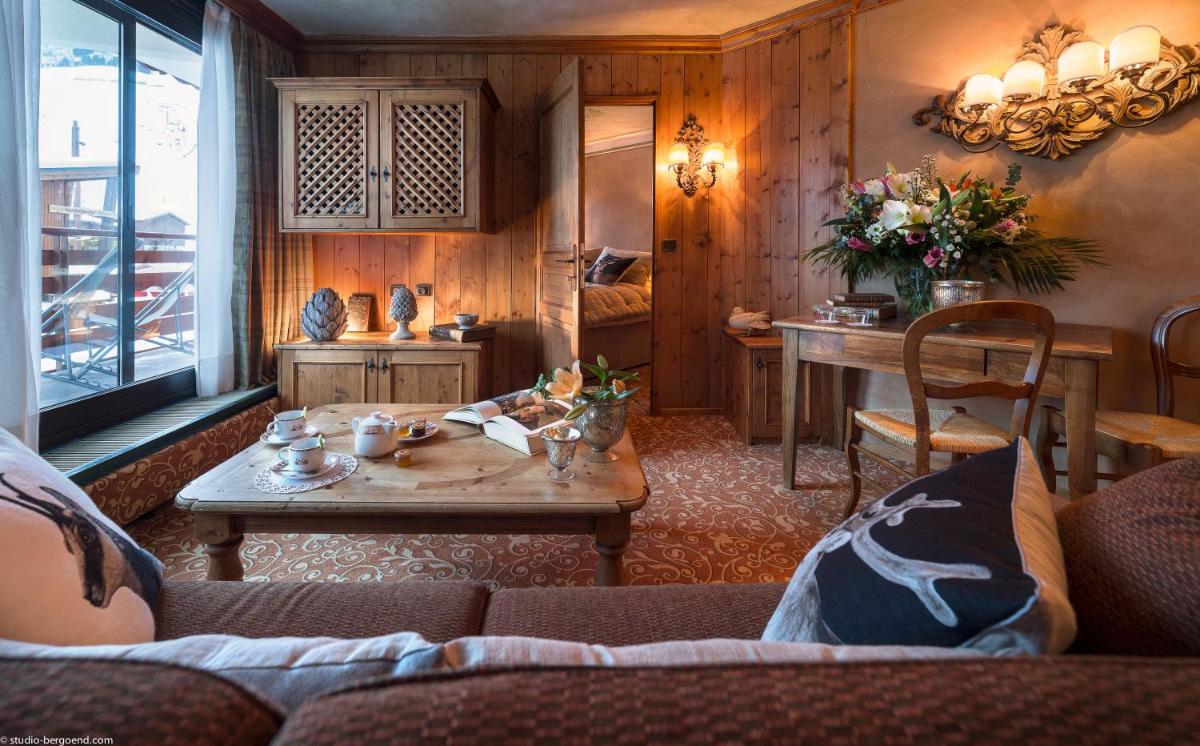 Coin salon dans l'établissement Hôtel Alpen Ruitor