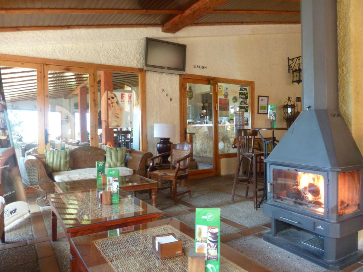 una sala de estar con estufa de leña. en Hotel & Spa Sierra de Cazorla 4*, en Cazorla