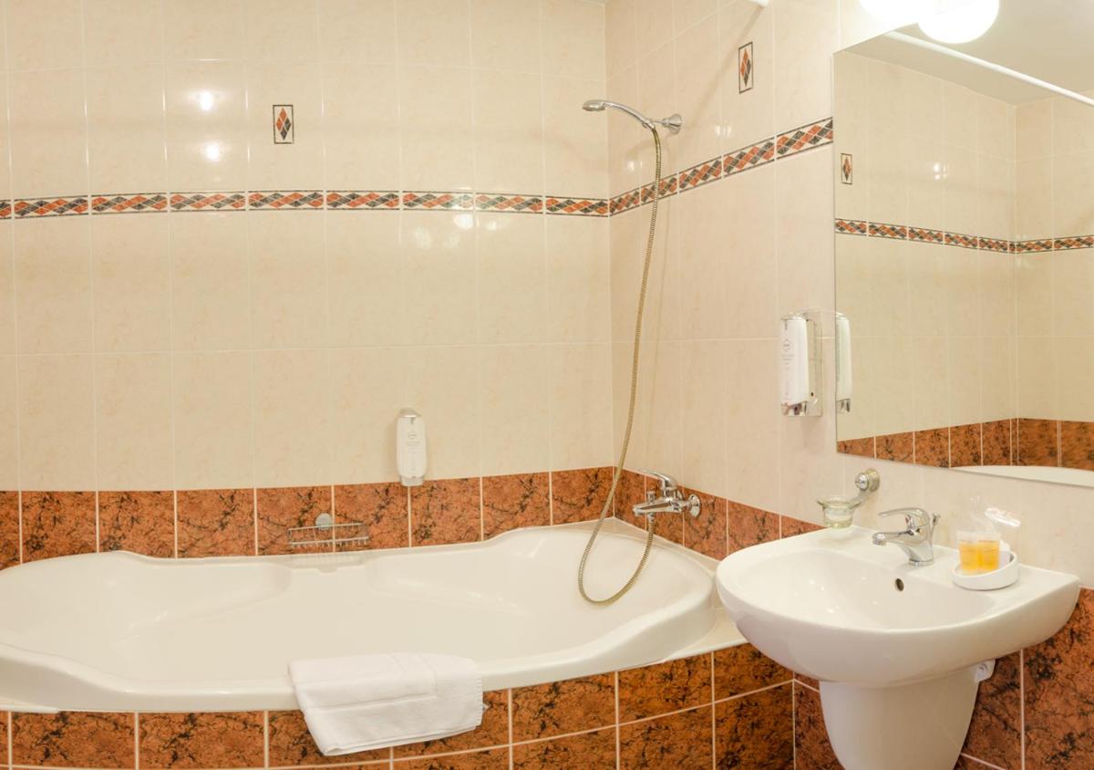 Hotel West - Housity