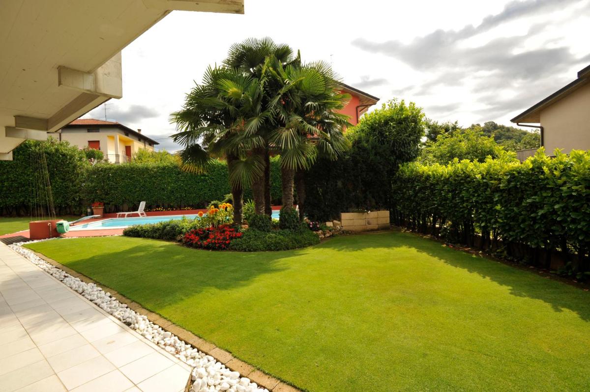 The Flower Garden - Housity