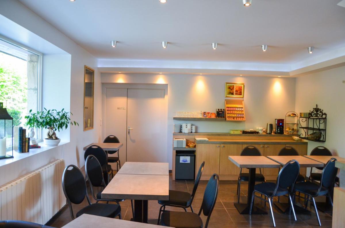 Coin salon dans l'établissement Logis hôtel Aux Berges de l'Aveyron