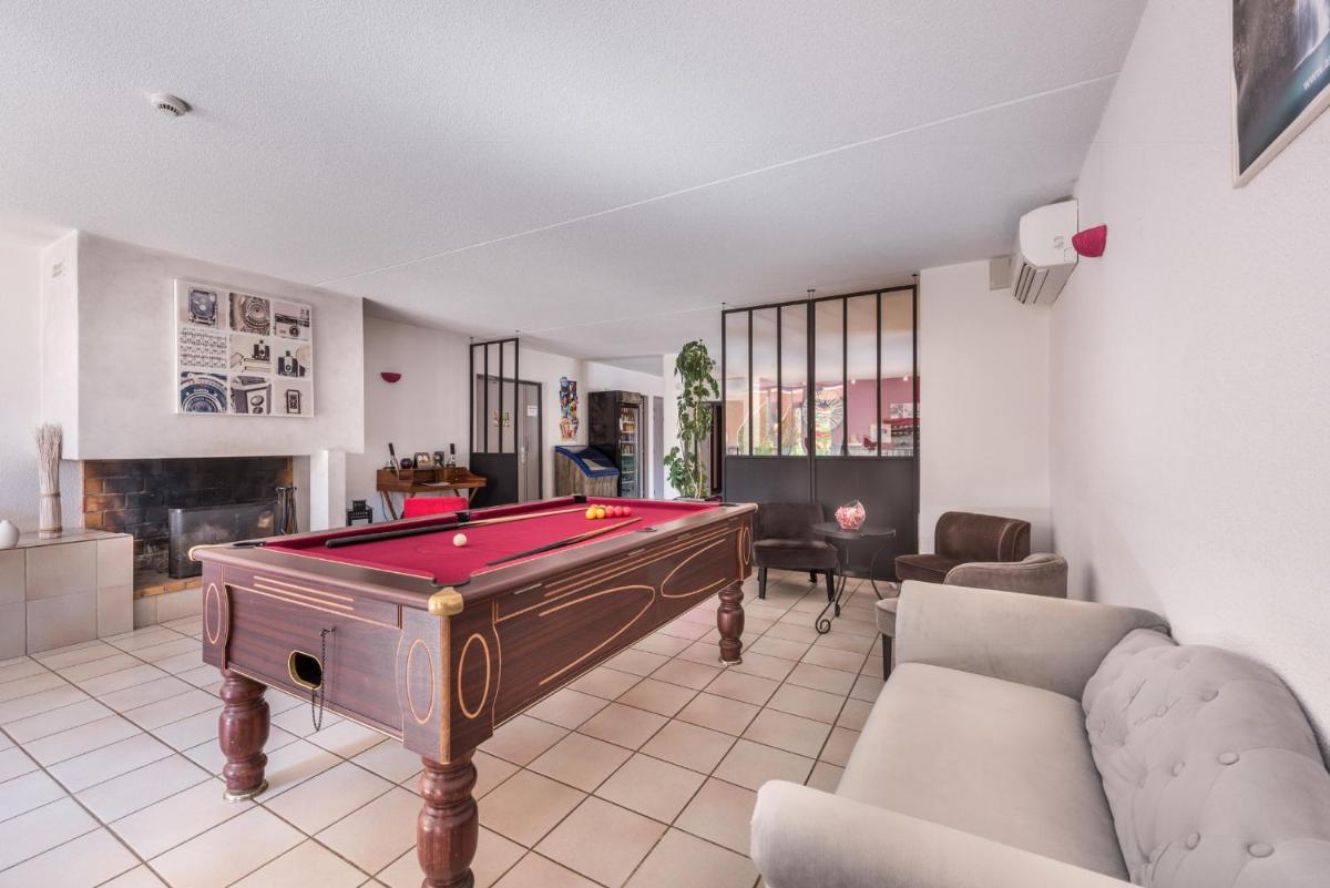 un salon avec une table de billard dans l'établissement Le Clos des Bruyères, à Vallon-Pont-dʼArc