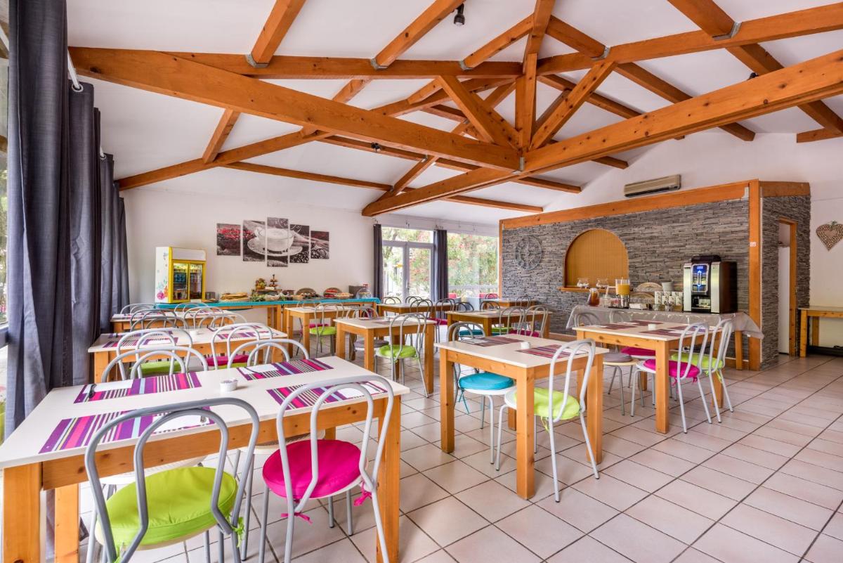Restaurant ou autre lieu de restauration dans l'établissement Le Clos des Bruyères