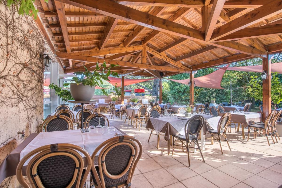 Restaurant ou autre lieu de restauration dans l'établissement Le Clos des Bruyères