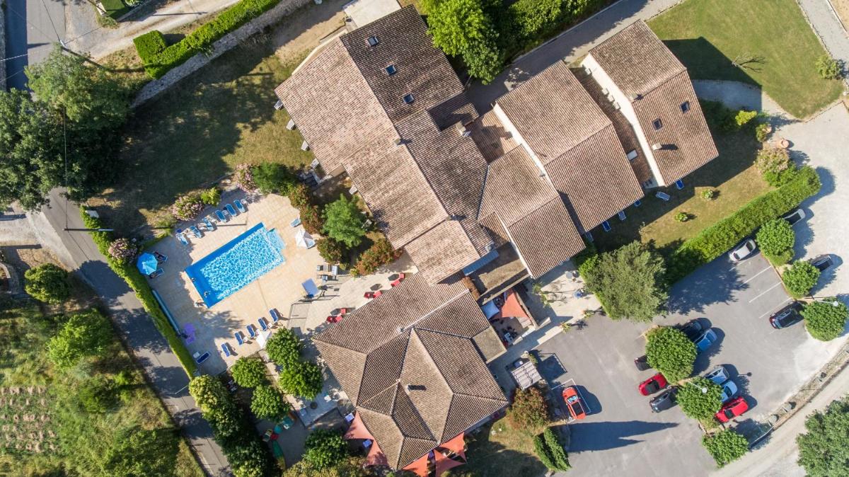 Piscine de l'établissement Le Clos des Bruyères ou située à proximité