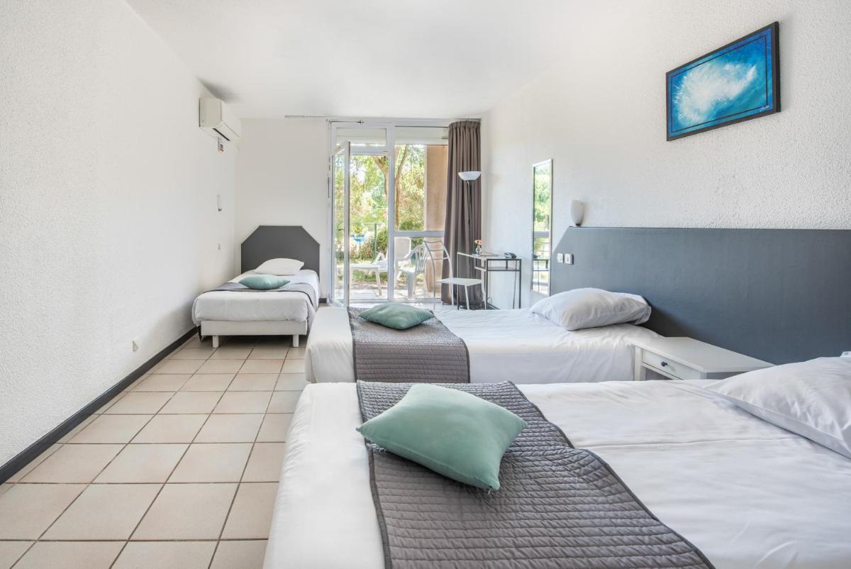 Cette chambre comprend 3 lits et un balcon. dans l'établissement Le Clos des Bruyères, à Vallon-Pont-dʼArc 47 autres photos