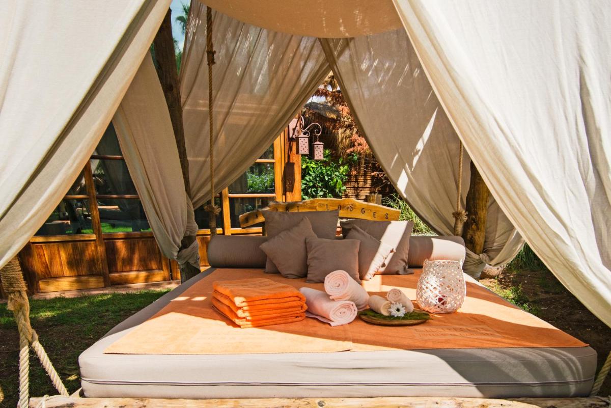 Una cama en una tienda con comida. en Lindner Hotel Mallorca Portals Nous, part of JdV by Hyatt, en Portals Nous