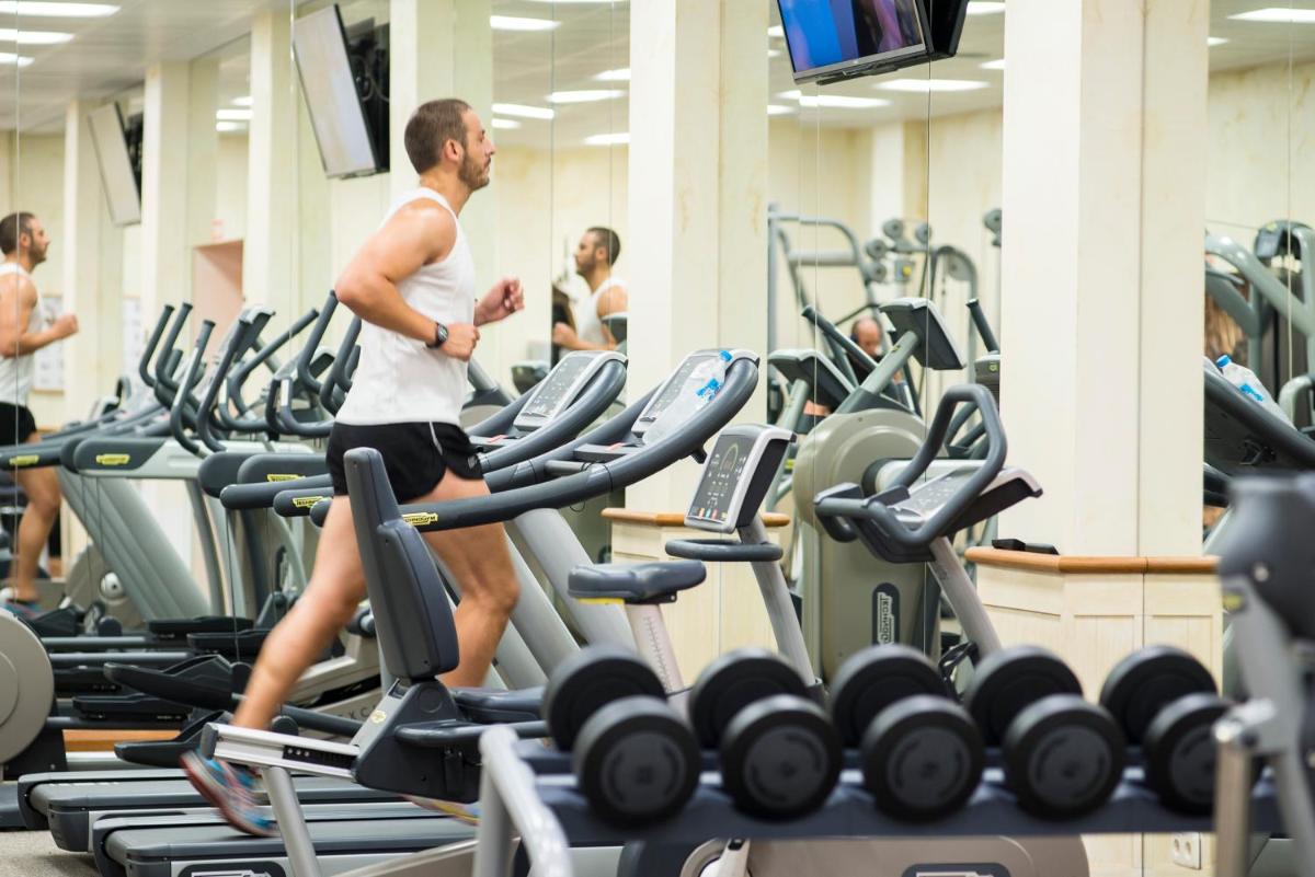 Gimnasio o instalaciones de fitness de Lindner Hotel Mallorca Portals Nous, part of JdV by Hyatt