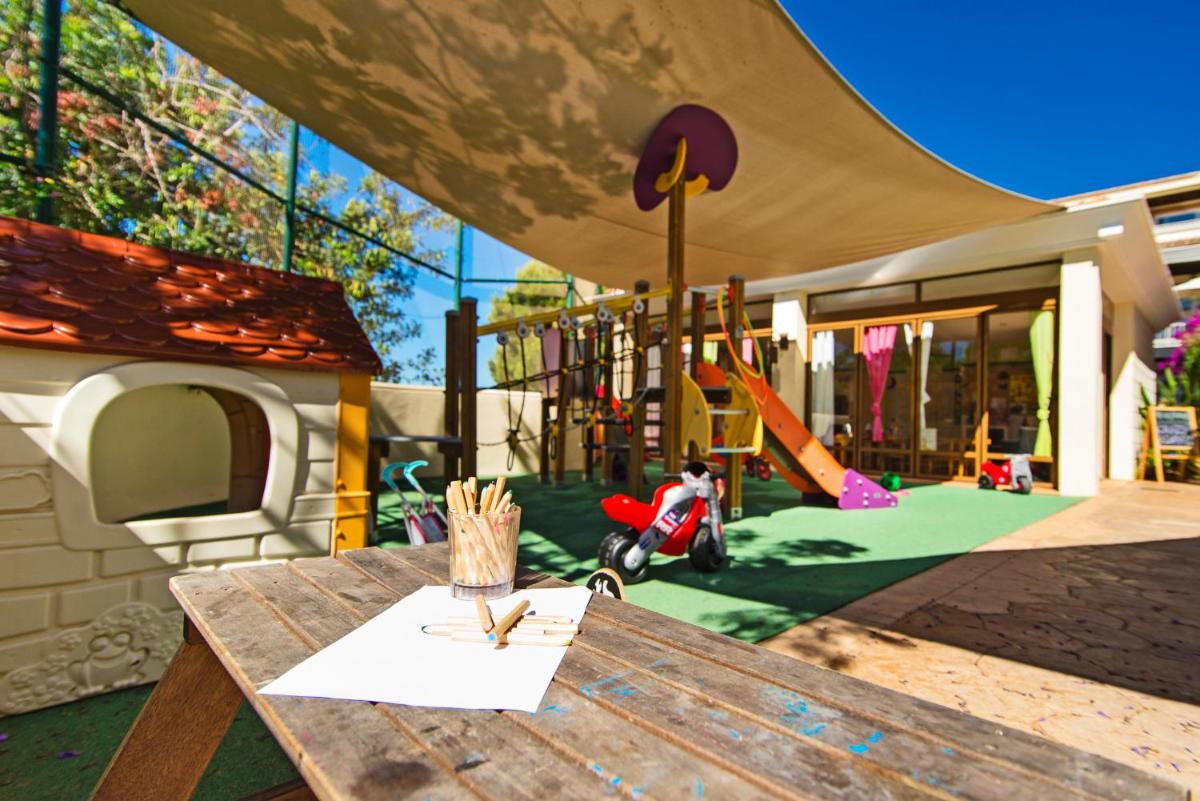 Zona de juegos infantil en Lindner Hotel Mallorca Portals Nous, part of JdV by Hyatt