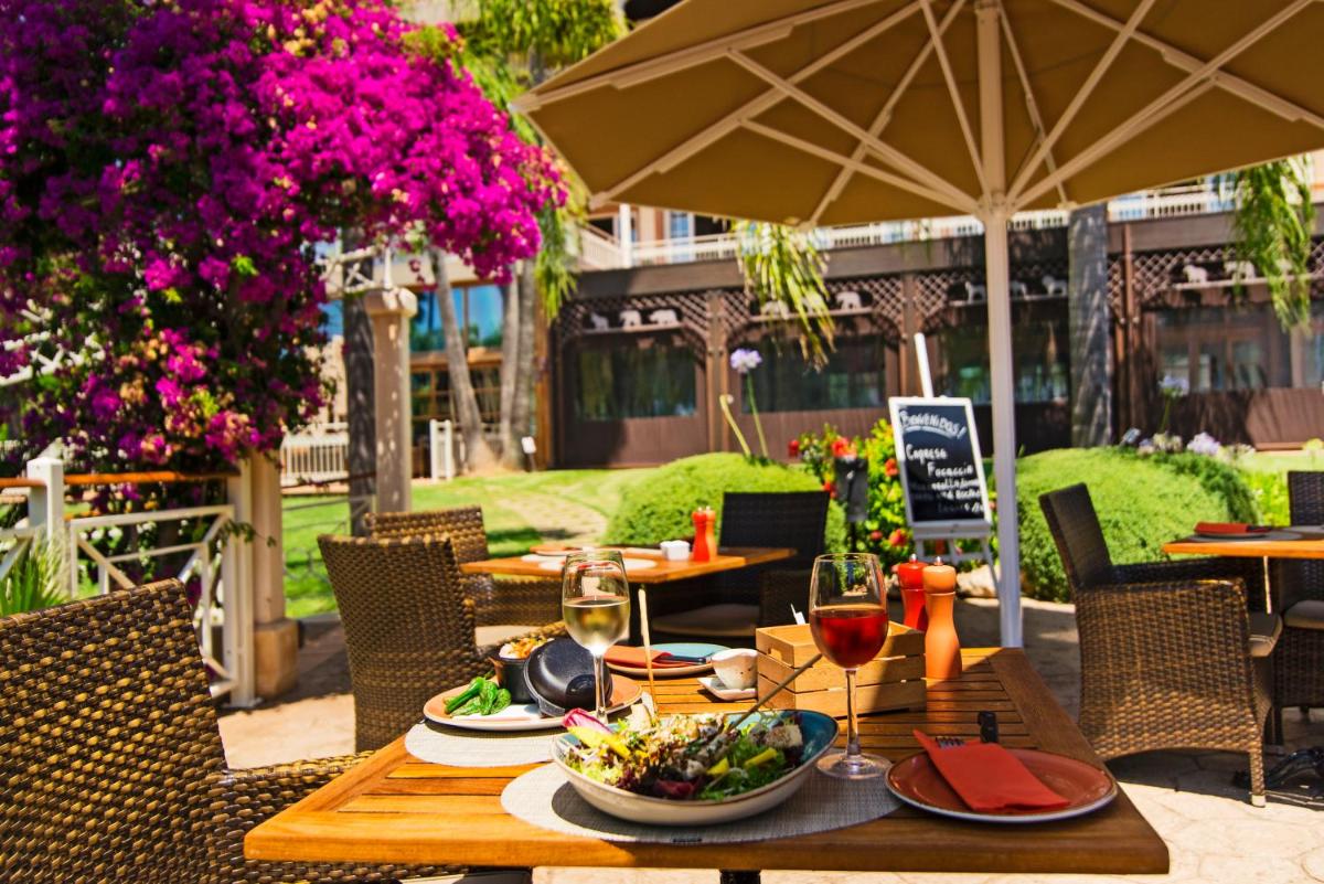 Comida en o cerca de este resort