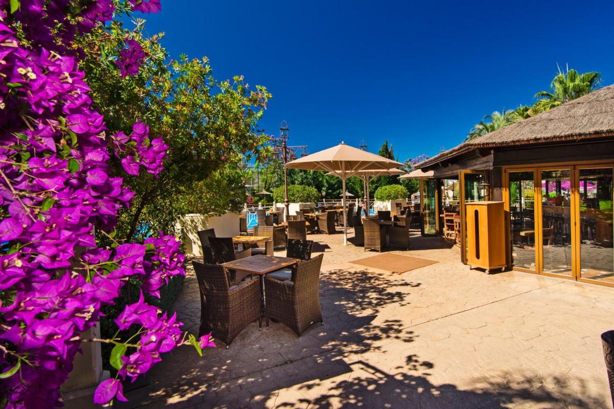Un restaurante o sitio para comer en Lindner Hotel Mallorca Portals Nous, part of JdV by Hyatt
