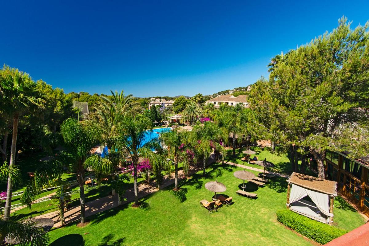 Jardín al aire libre en Lindner Hotel Mallorca Portals Nous, part of JdV by Hyatt