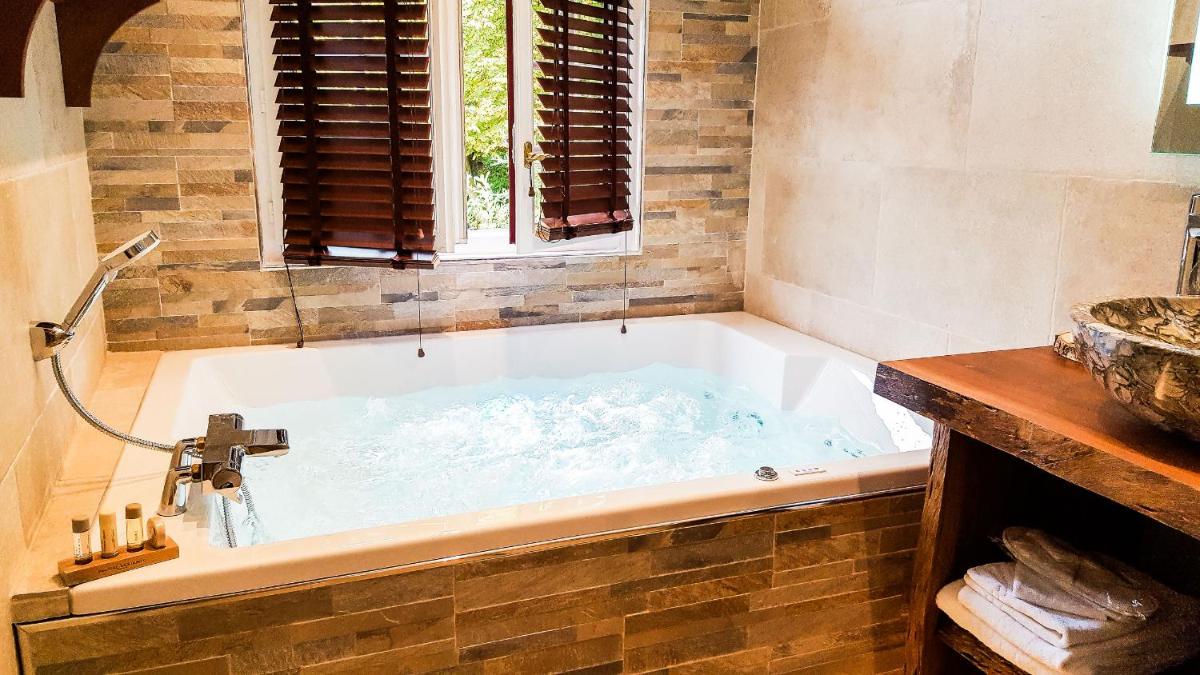 Salle de bains dans l'établissement Les Jardins d'Epicure