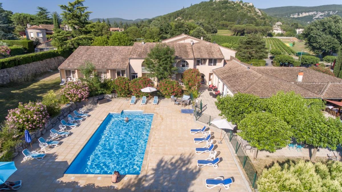 une vue aérienne d'une piscine dans un complexe hôtelier dans l'établissement Le Clos des Bruyères, à Vallon-Pont-dʼArc