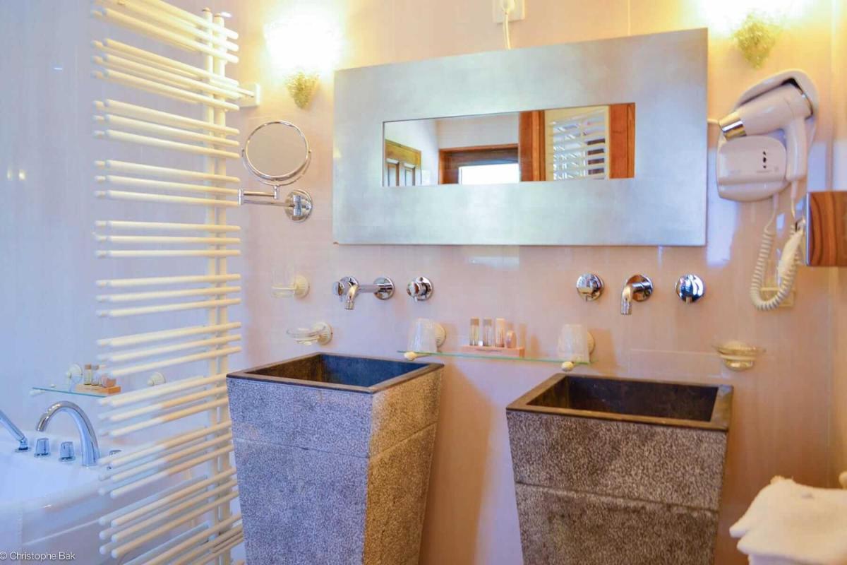 Salle de bains dans l'établissement Les Jardins d'Epicure