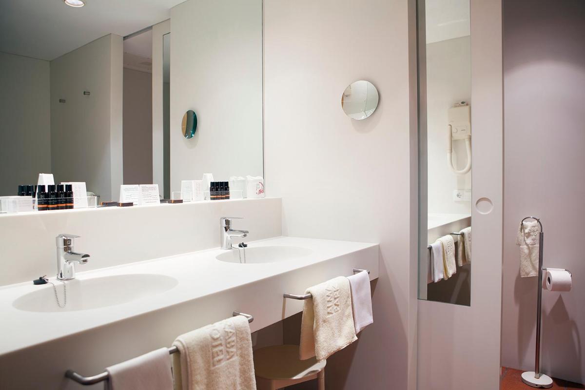 Un baño de Almadraba Park Hotel