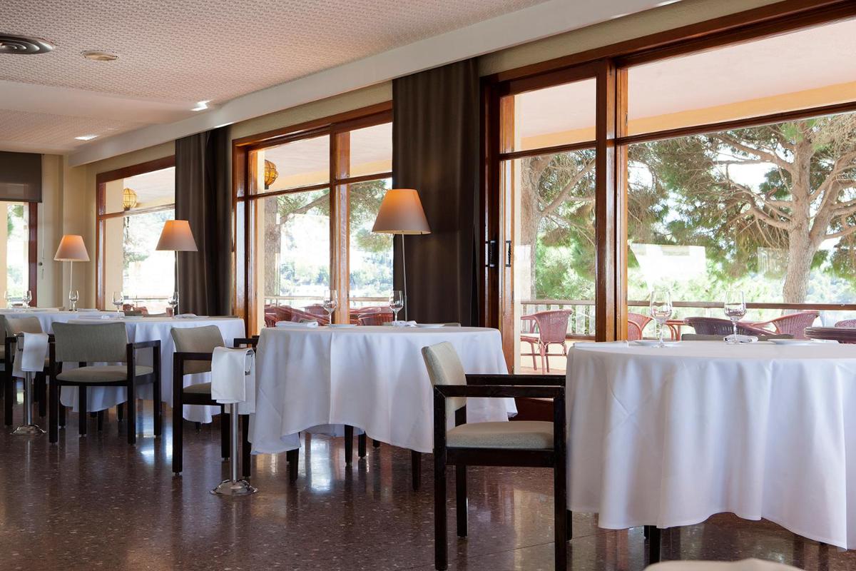 Un restaurante o sitio para comer en Almadraba Park Hotel