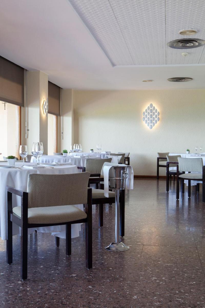 Un restaurante o sitio para comer en Almadraba Park Hotel