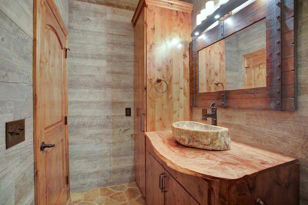 Sara's Inn on the Boulevard - Hizvo