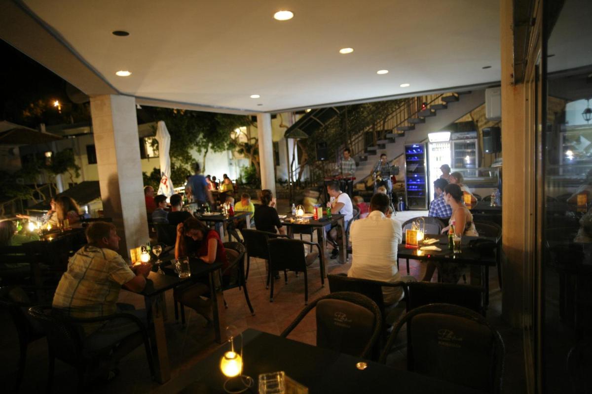 Beach Hotel - Housity