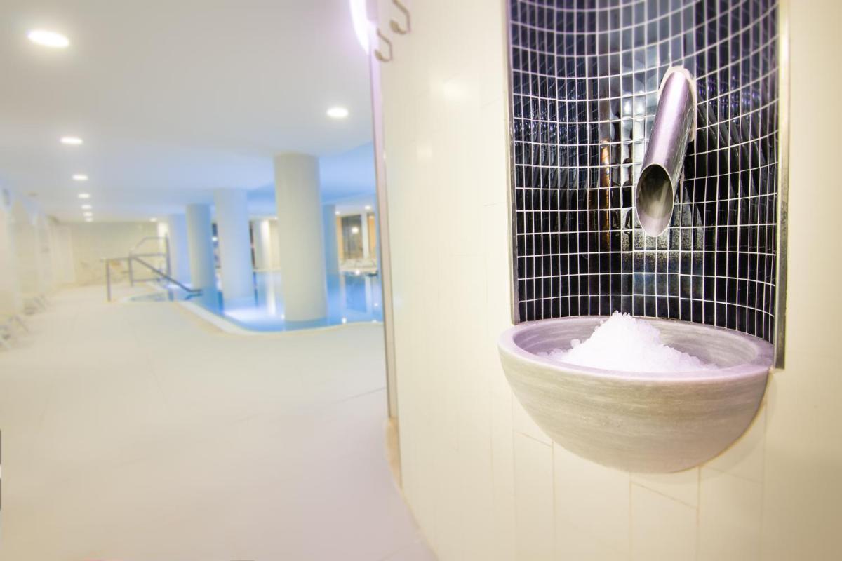 Un baño de CM Castell de Mar