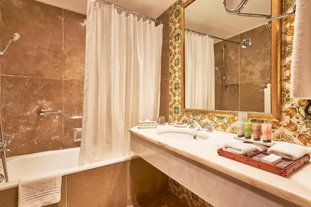 Uma casa de banho em Dona Filipa Hotel