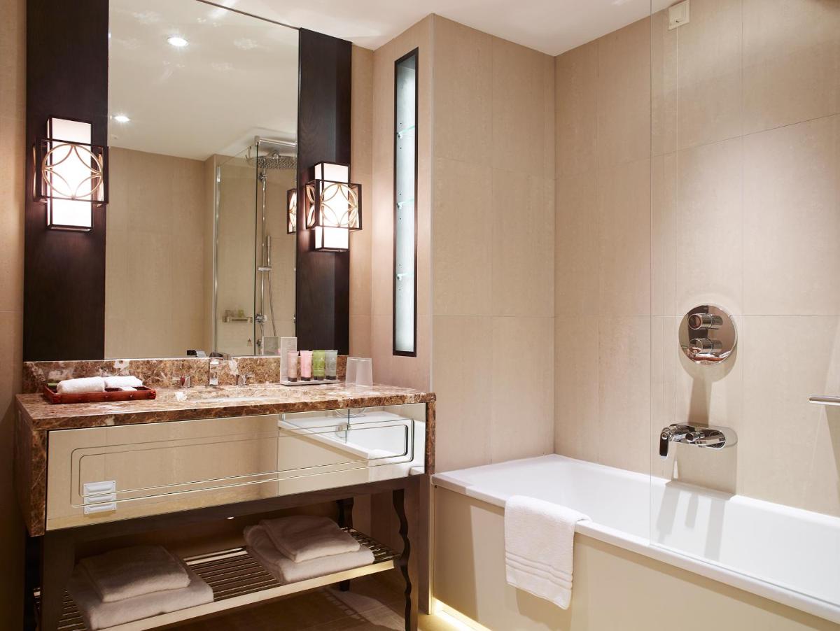 Uma casa de banho em Dona Filipa Hotel