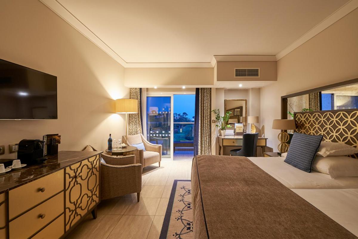 Uma televisão e/ou sistema de entretenimento em Dona Filipa Hotel