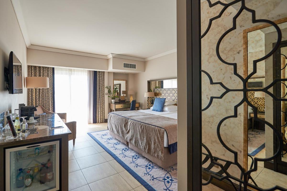 Uma cama ou camas num quarto em Dona Filipa Hotel