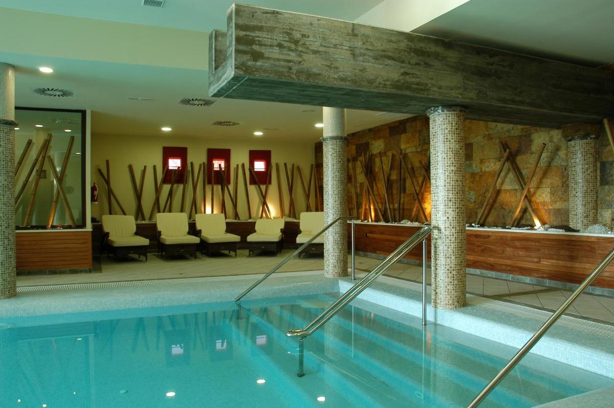Piscina en o cerca de Hospes Palacio de Arenales & Spa