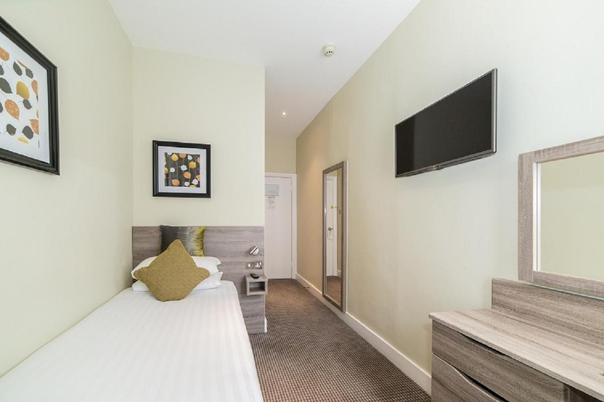 Phoenix Hotel - Housity