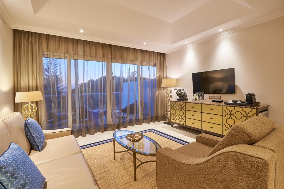 Uma televisão e/ou sistema de entretenimento em Dona Filipa Hotel
