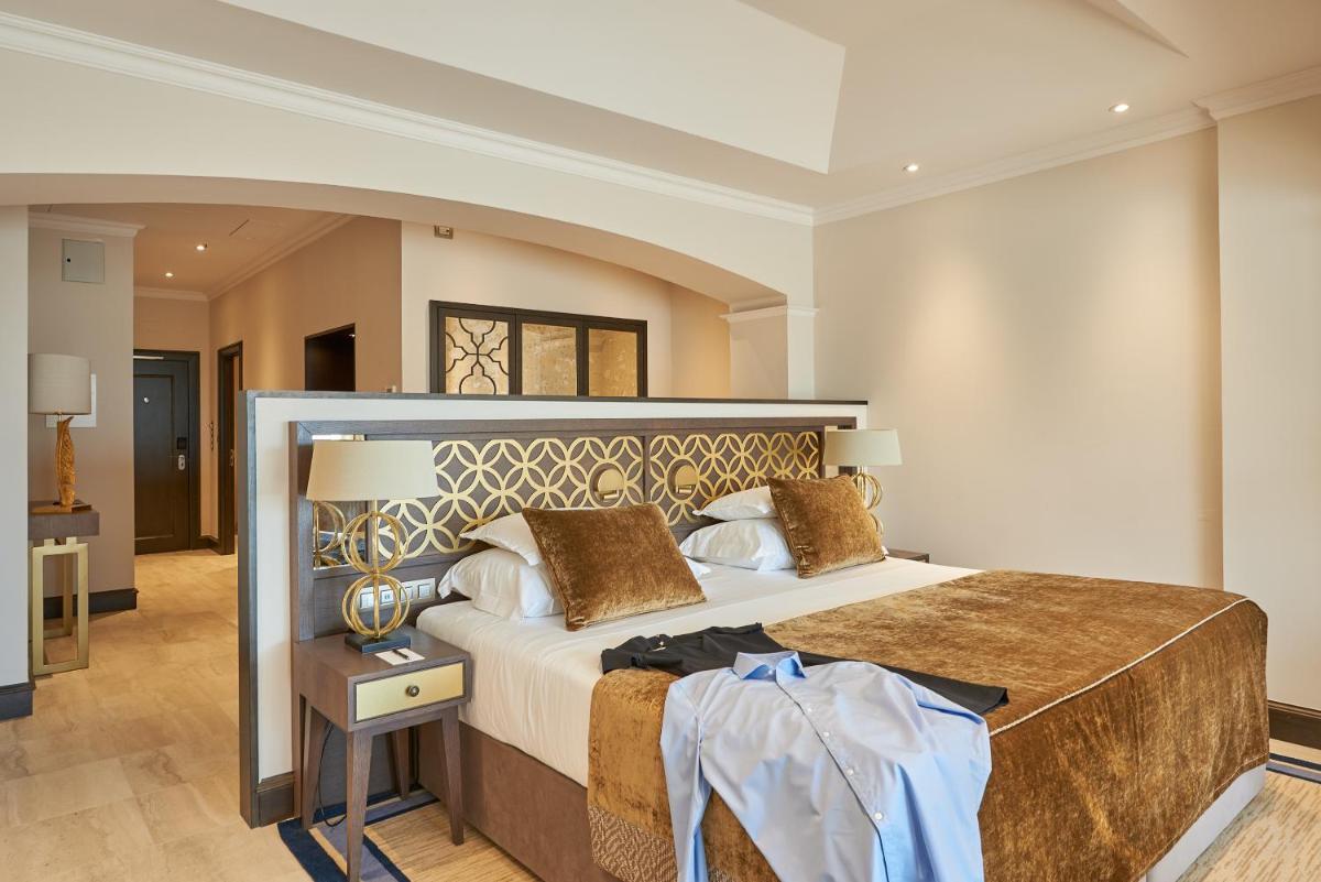 Uma cama ou camas num quarto em Dona Filipa Hotel
