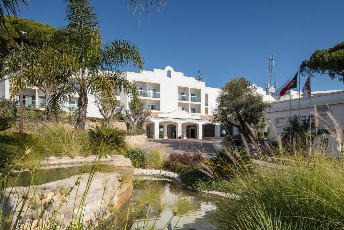 Um jardim no exterior de Dona Filipa Hotel