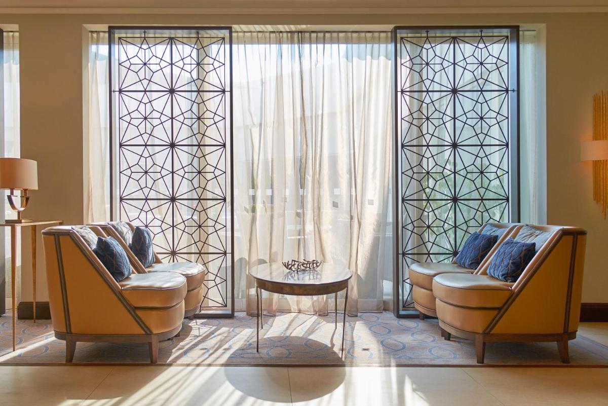 Uma área de estar em Dona Filipa Hotel