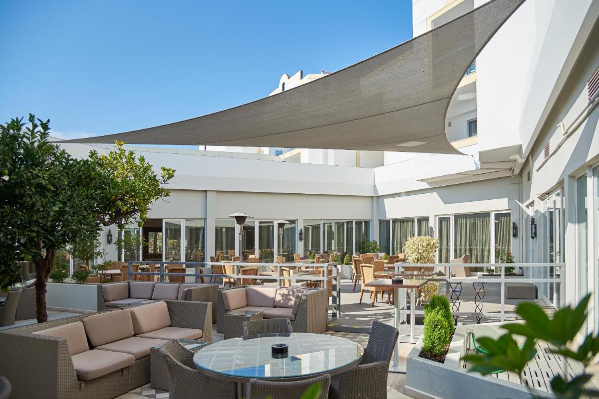 Uma área de estar em Dona Filipa Hotel