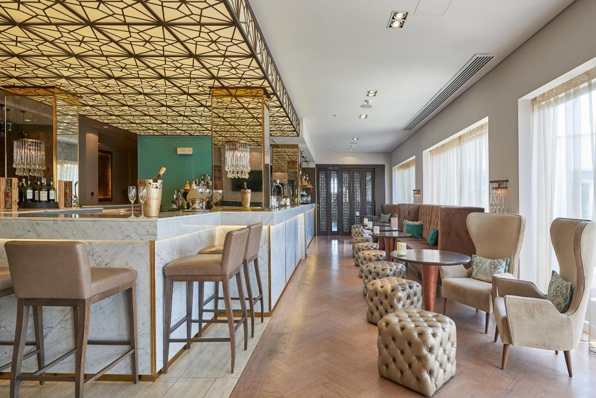A área de bar ou lounge em Dona Filipa Hotel