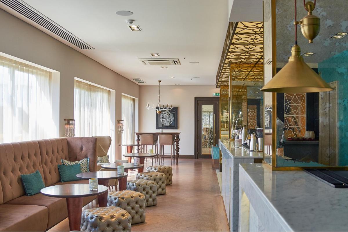 Uma área de estar em Dona Filipa Hotel