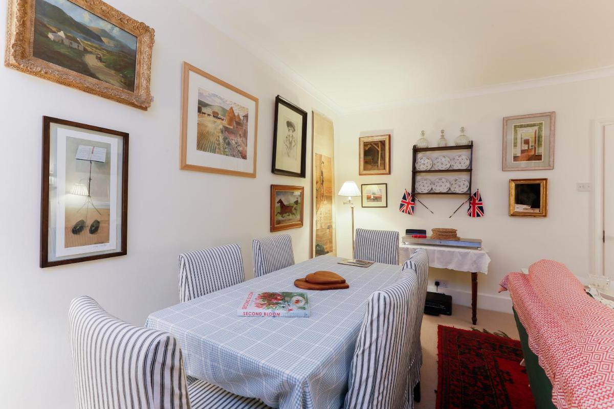 JOIVY Attractive Chelsea apartment sleeps 4 - Housity