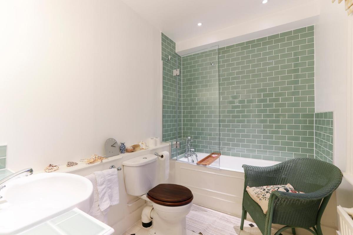 JOIVY Attractive Chelsea apartment sleeps 4 - Housity