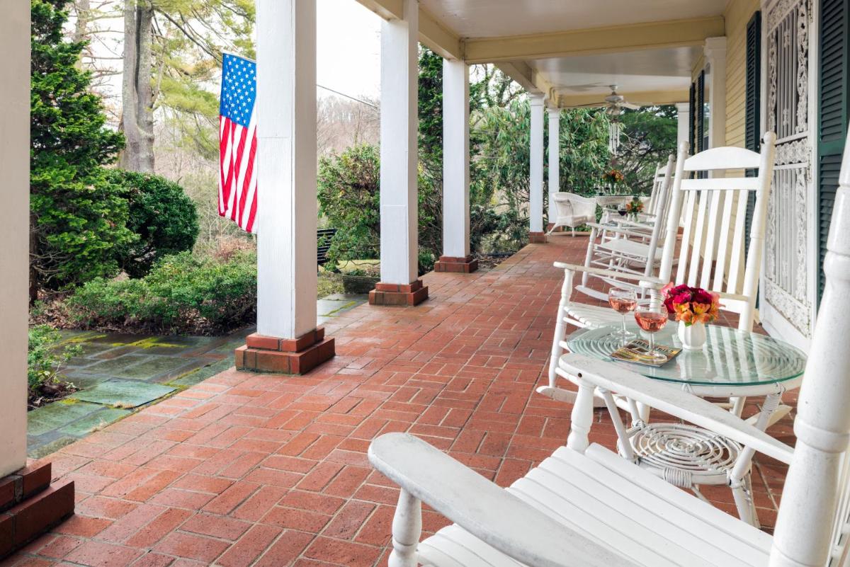 The Yellow House on Plott Creek - Housity
