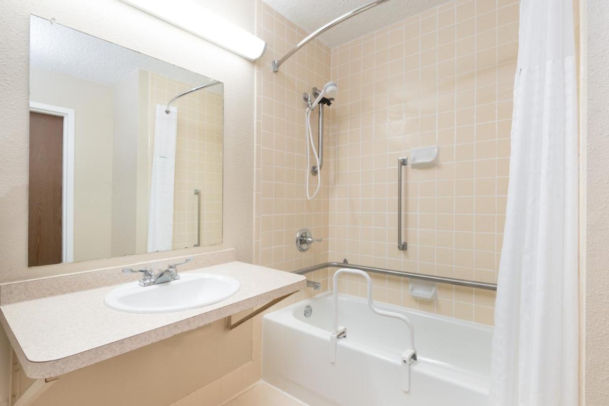 Days Inn by Wyndham Gillette - Housity